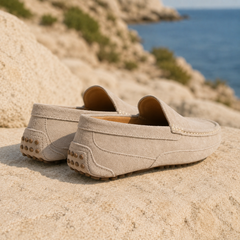 Retro dei mocassini uomo beige con suola gommata a pallini sul tallone