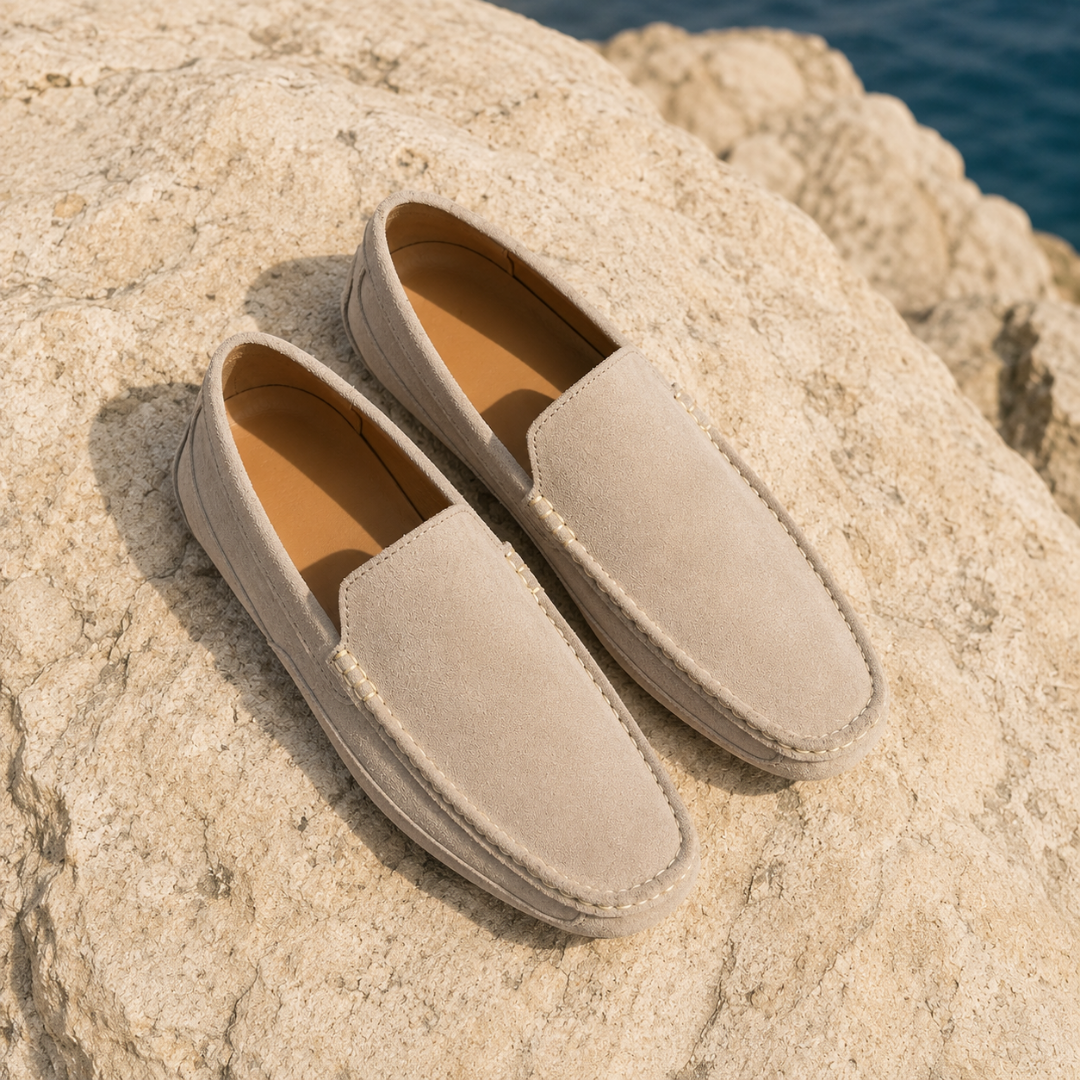 Mocassini uomo beige visti dall'alto con tomaia senza chiusura e interno chiaro