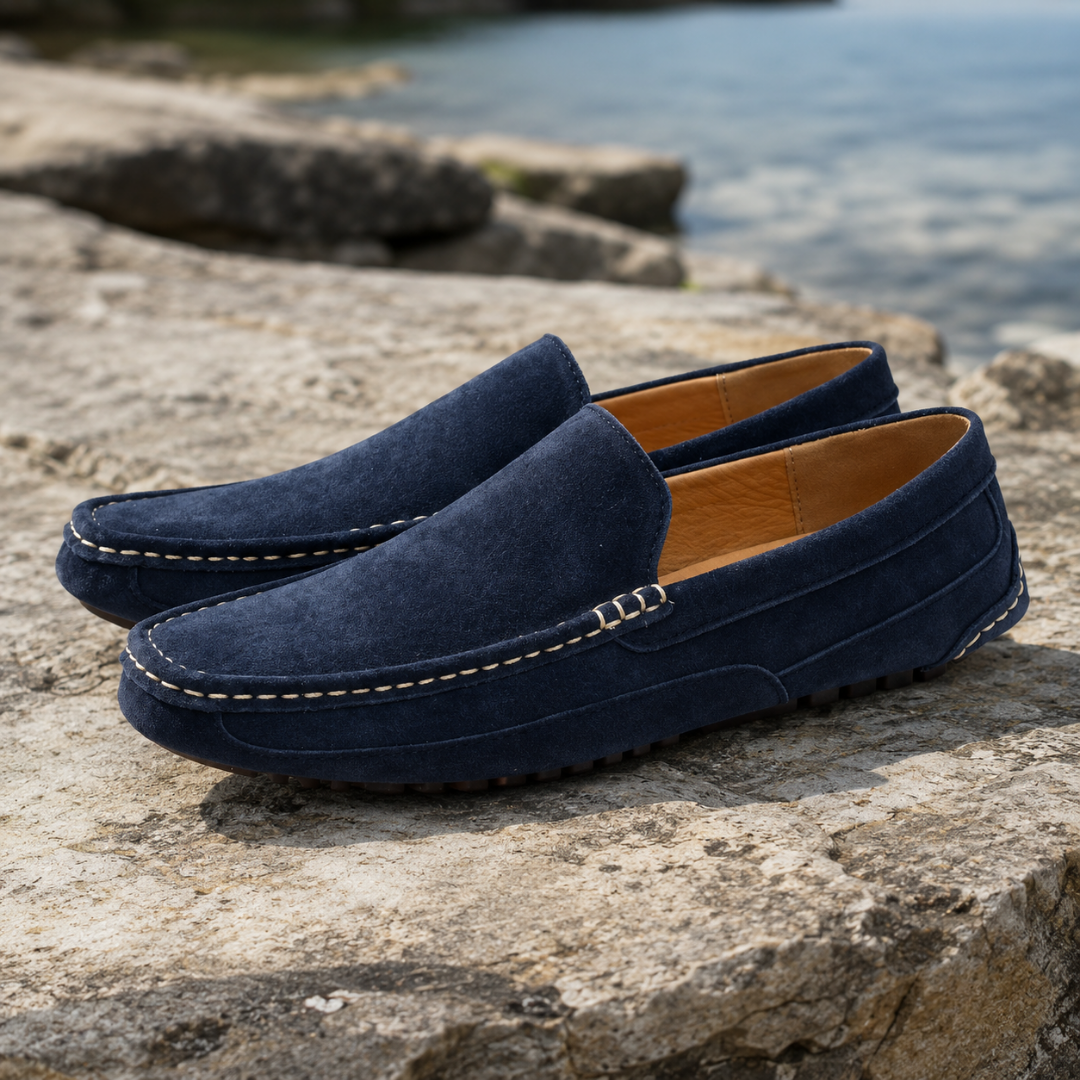 Mocassini uomo blu navy con cuciture chiare e suola gommata a pallini