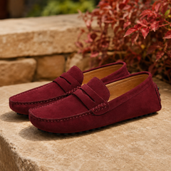 Mocassini uomo bordeaux con fascetta a penny su muretto in pietra