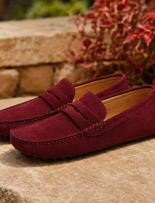 Mocassini uomo bordeaux con fascetta a penny su muretto in pietra