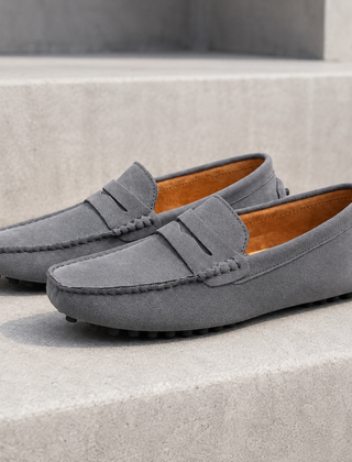 Mocassini uomo grigi slip-on con fascetta frontale e suola a pallini