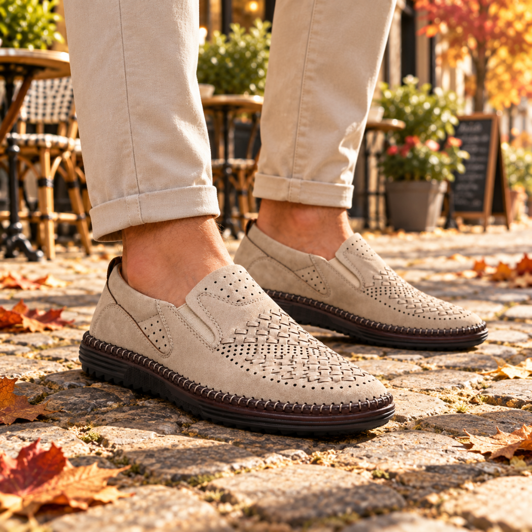 Mocassini slip-on uomo bianchi visti di lato, inserto elastico laterale e cucitura a vista