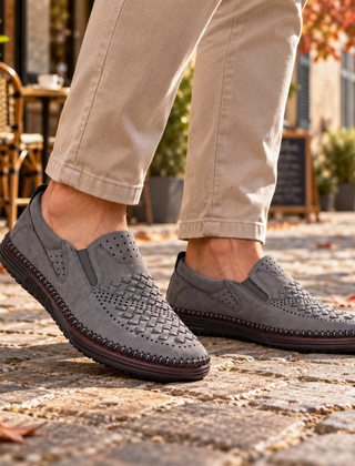 Mocassini uomo grigi slip-on con fori decorativi e bordo cucito a vista