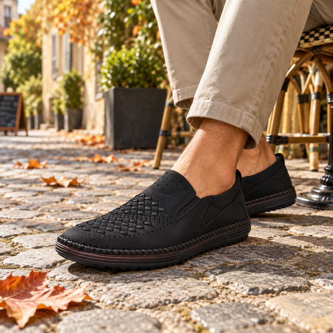 Mocassini uomo neri con tomaia intrecciata traforata e inserto elastico laterale