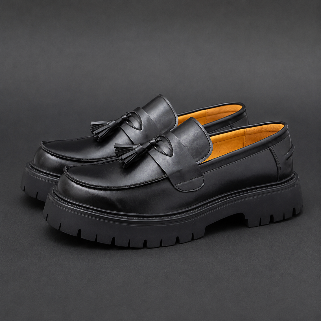 Mocassini uomo neri slip-on con nappine e cuciture a vista sulla punta tonda