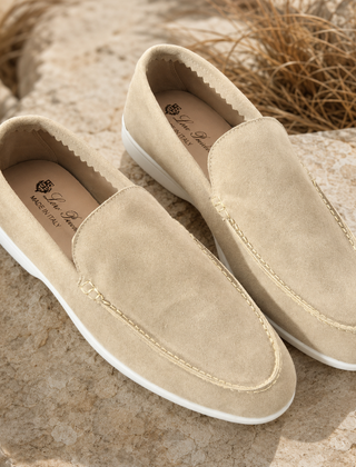 Mocassini uomo beige con punta tonda, sottopiede chiaro e suola bianca