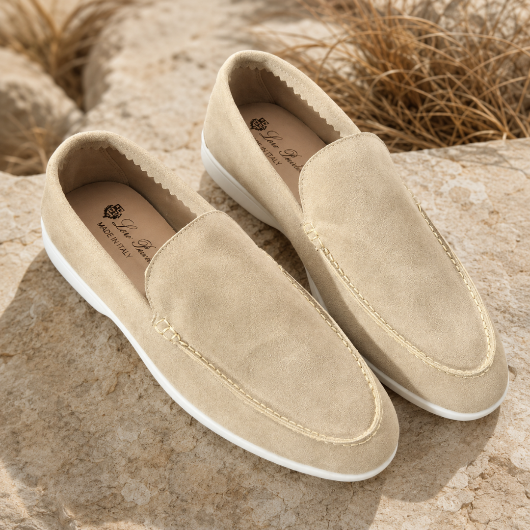 Mocassini uomo beige con punta tonda, sottopiede chiaro e suola bianca