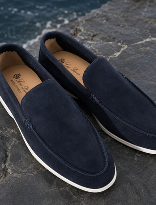 Mocassini uomo blu scuro con sottopiede beige, punta tonda e suola bianca