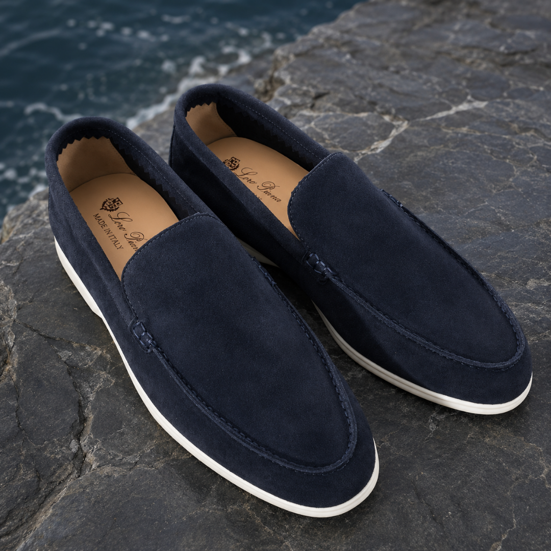 Mocassini uomo blu scuro con sottopiede beige, punta tonda e suola bianca