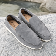 Mocassini uomo grigio chiaro slip-on con tomaia opaca e suola bianca
