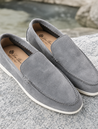 Mocassini uomo grigio chiaro slip-on con tomaia opaca e suola bianca