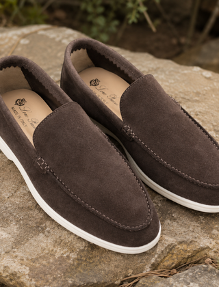 Mocassini uomo marroni slip-on con punta tonda e suola bianca