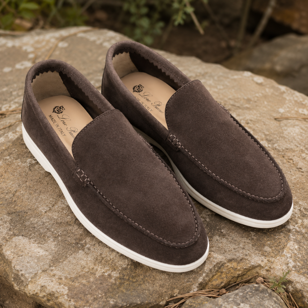Mocassini uomo marroni slip-on con punta tonda e suola bianca