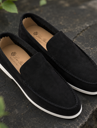 Mocassini uomo neri slip-on con cuciture a vista e suola bianca