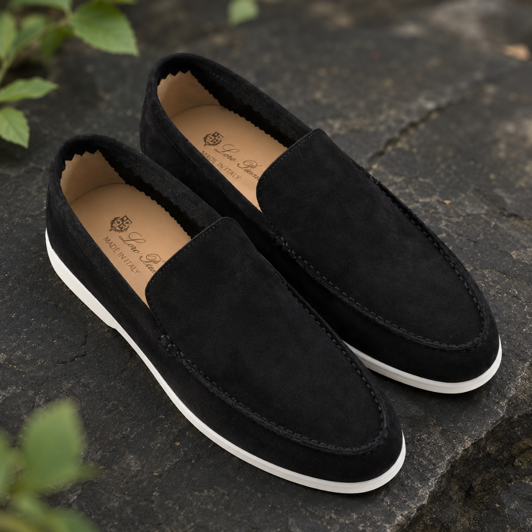 Mocassini uomo neri slip-on con cuciture a vista e suola bianca