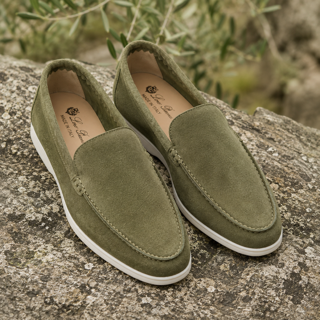 Mocassini uomo verde militare con inserto sagomato e cuciture a vista sulla tomaia