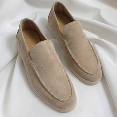 Mocassini uomo beige chiaro dal profilo affusolato con suola chiara leggera