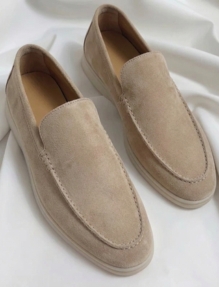 Mocassini uomo beige chiaro dal profilo affusolato con suola chiara leggera
