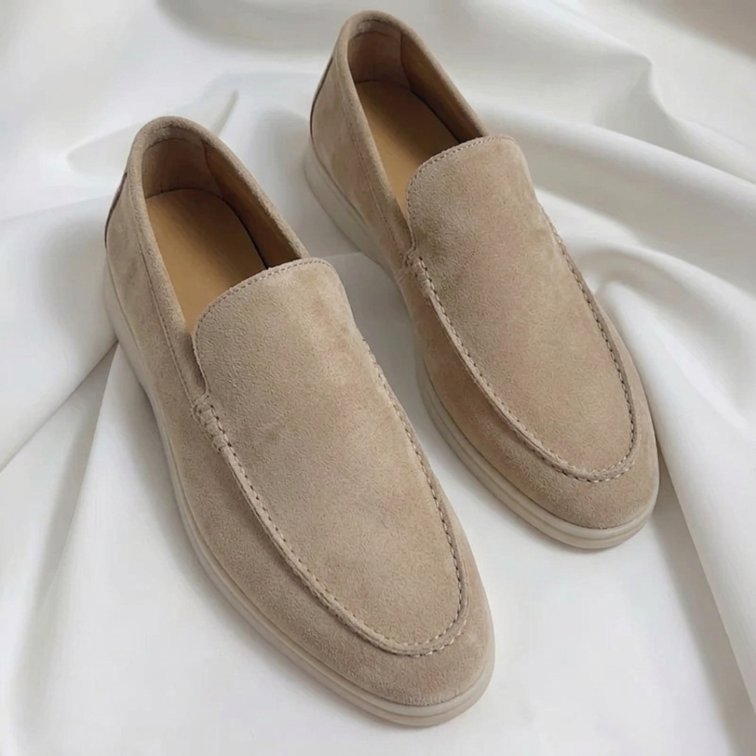 Mocassini uomo beige chiaro dal profilo affusolato con suola chiara leggera
