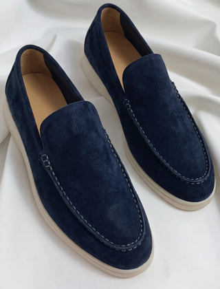 Mocassini uomo blu navy con cuciture a contrasto e suola bianca