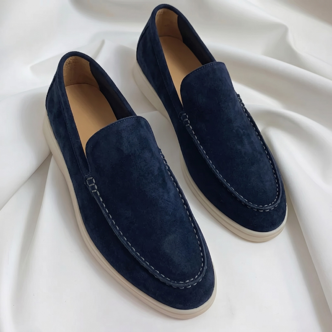 Mocassini uomo blu navy con cuciture a contrasto e suola bianca