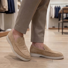 Mocassini cammello indossati con pantaloni chino chiari, calzata slip-on senza lacci