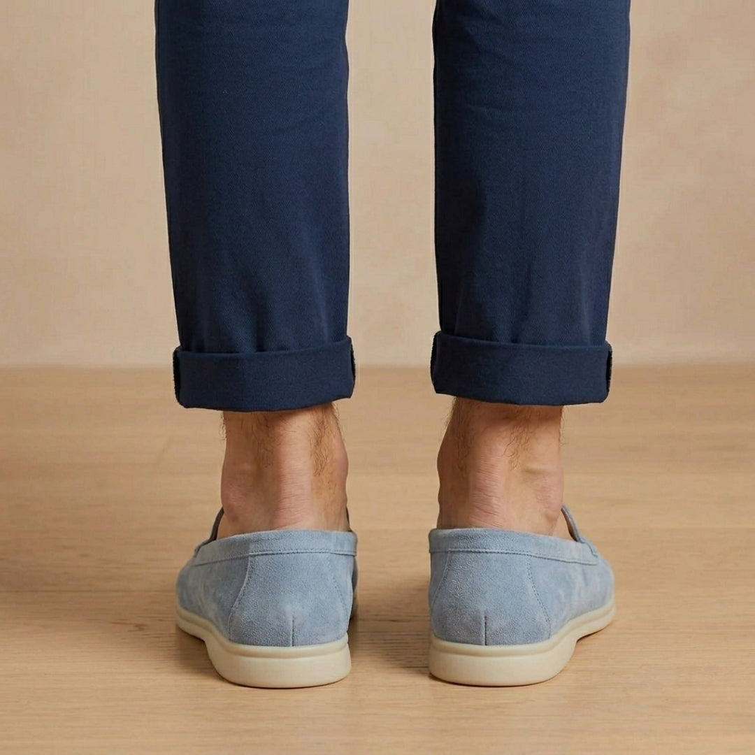 Retro dei mocassini uomo azzurri con tallone morbido e fondo chiaro sagomato