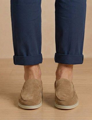 Mocassini uomo beige sabbia visti di fronte, calzata bassa e suola chiara