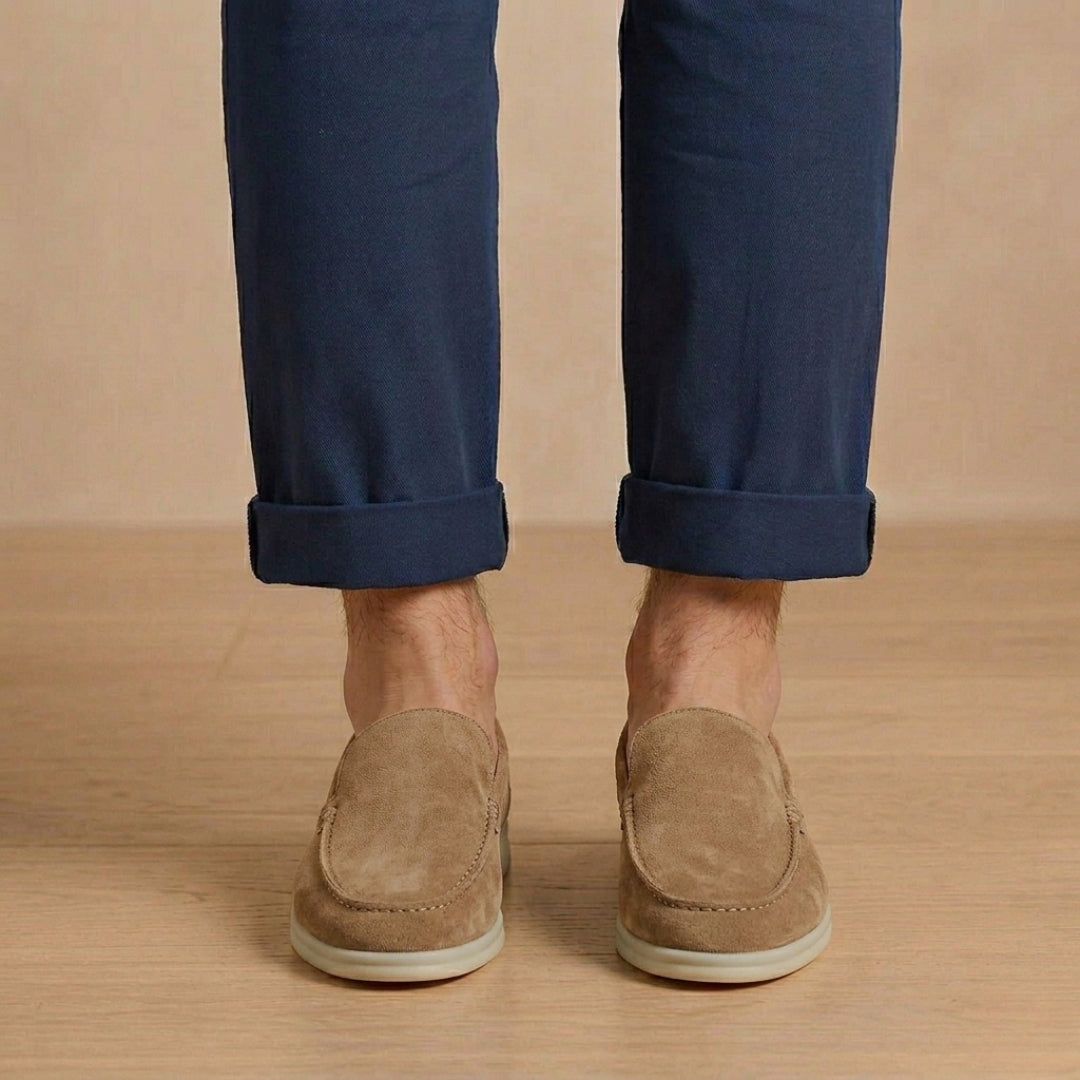 Mocassini uomo beige sabbia visti di fronte, calzata bassa e suola chiara