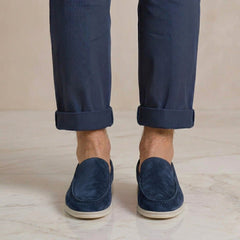 Mocassini uomo blu navy su pavimento chiaro, profilo basso e suola bianca