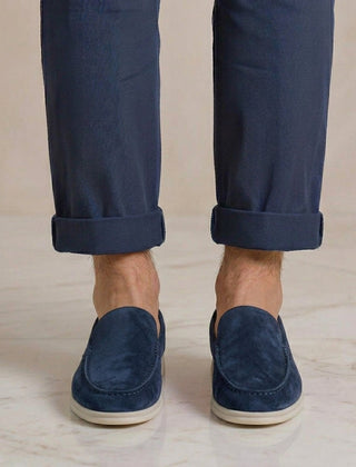 Mocassini uomo blu navy su pavimento chiaro, profilo basso e suola bianca