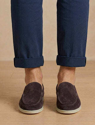 Mocassini uomo bordeaux profondi con cuciture chiare e suola bianca leggera