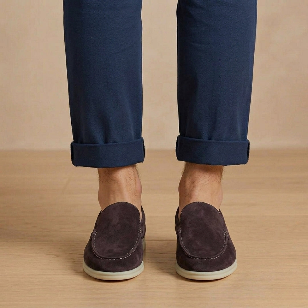 Mocassini uomo bordeaux profondi con cuciture chiare e suola bianca leggera