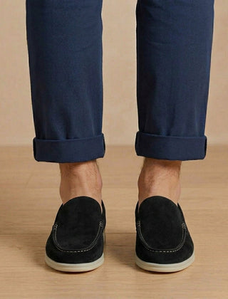 Mocassini uomo neri slip on con cuciture a contrasto e suola bianca