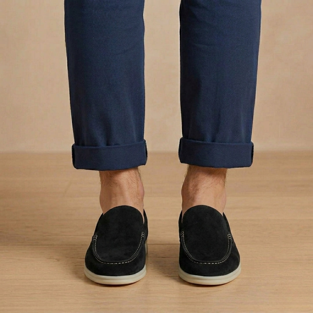 Mocassini uomo neri slip on con cuciture a contrasto e suola bianca