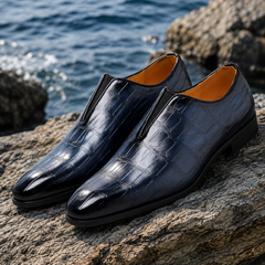 Mocassini uomo blu navy con stampa coccodrillo e inserti elastici laterali su roccia