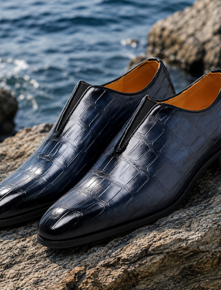 Mocassini uomo blu navy con stampa coccodrillo e inserti elastici laterali su roccia
