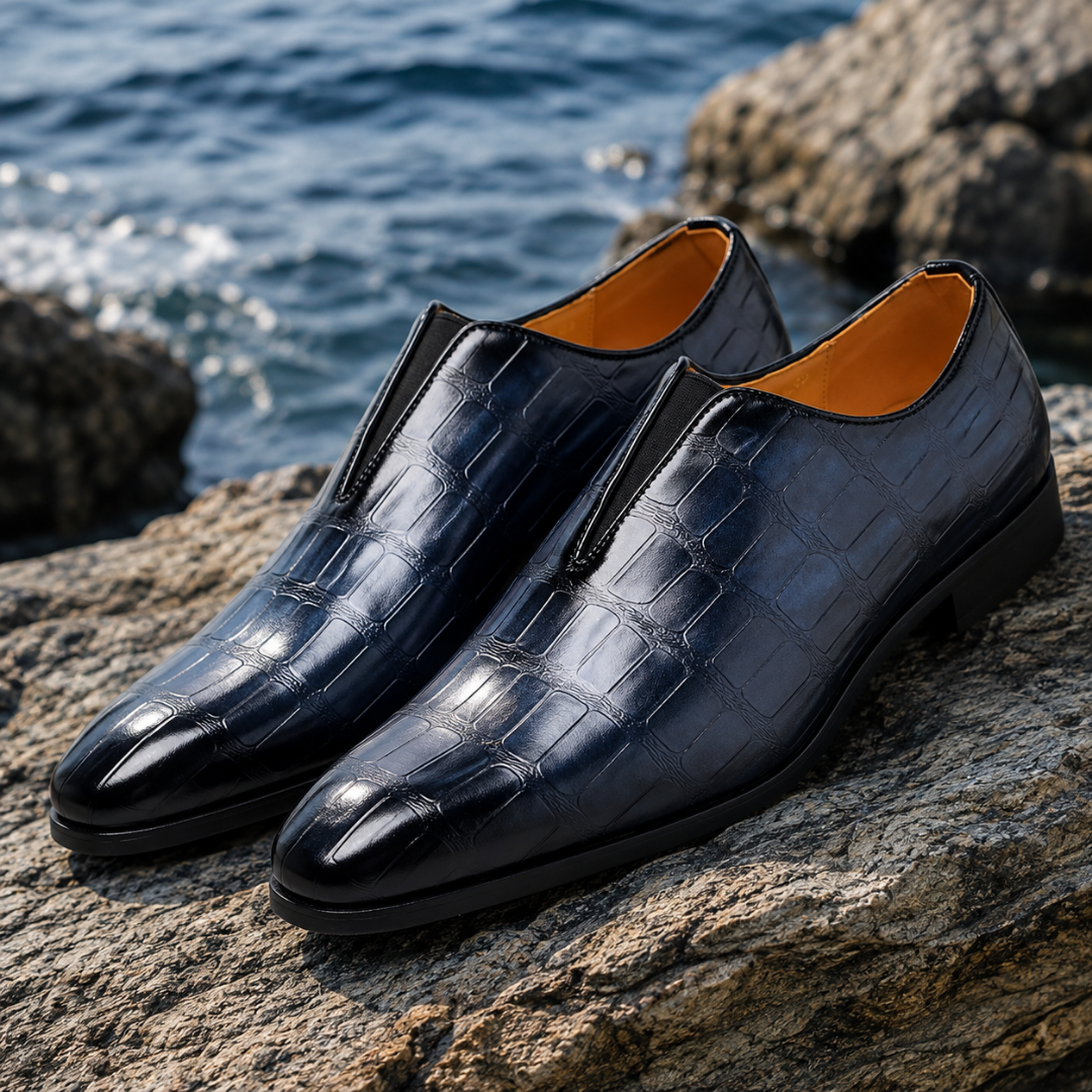 Mocassini uomo blu navy con stampa coccodrillo e inserti elastici laterali su roccia