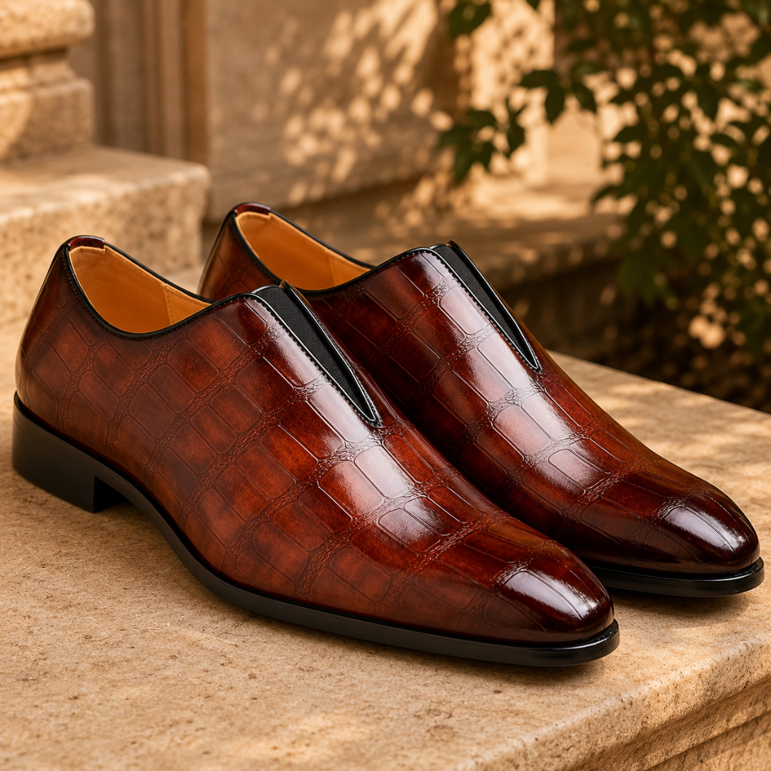 Coppia di mocassini marroni slip-on senza lacci con finitura dall'aspetto lucido