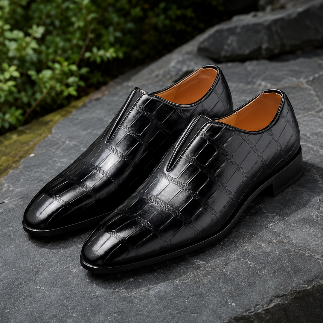 Mocassini uomo neri slip-on con riquadri in rilievo e punta affusolata