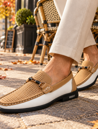 Mocassini uomo beige traforati con parte bianca a contrasto e morsetto dorato