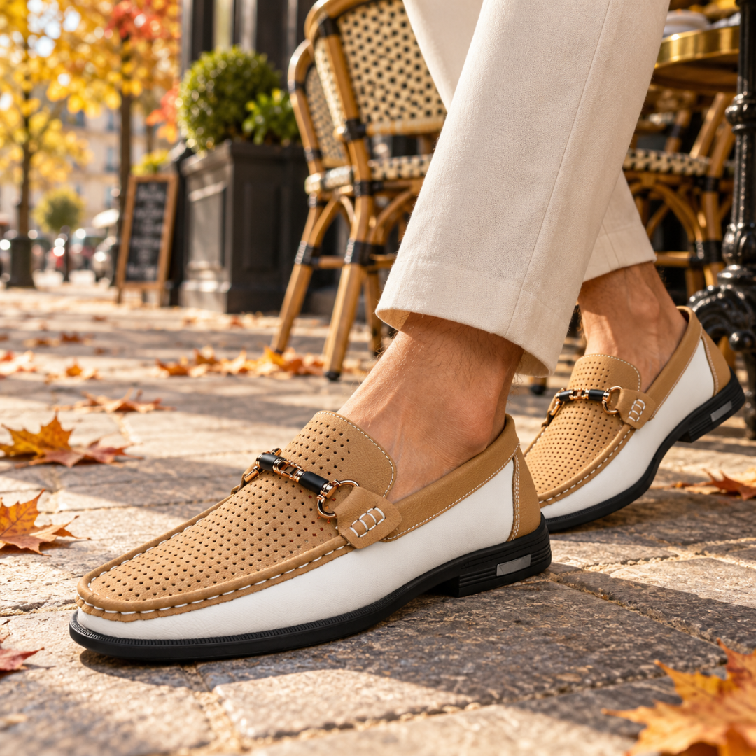 Mocassini uomo beige traforati con parte bianca a contrasto e morsetto dorato