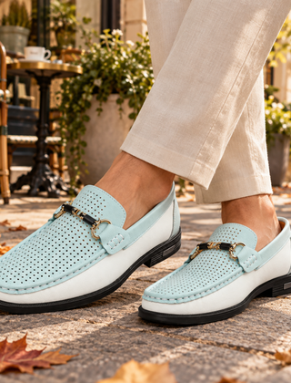 Mocassini uomo blu chiaro traforati con inserti bianchi e morsetto dorato sul collo