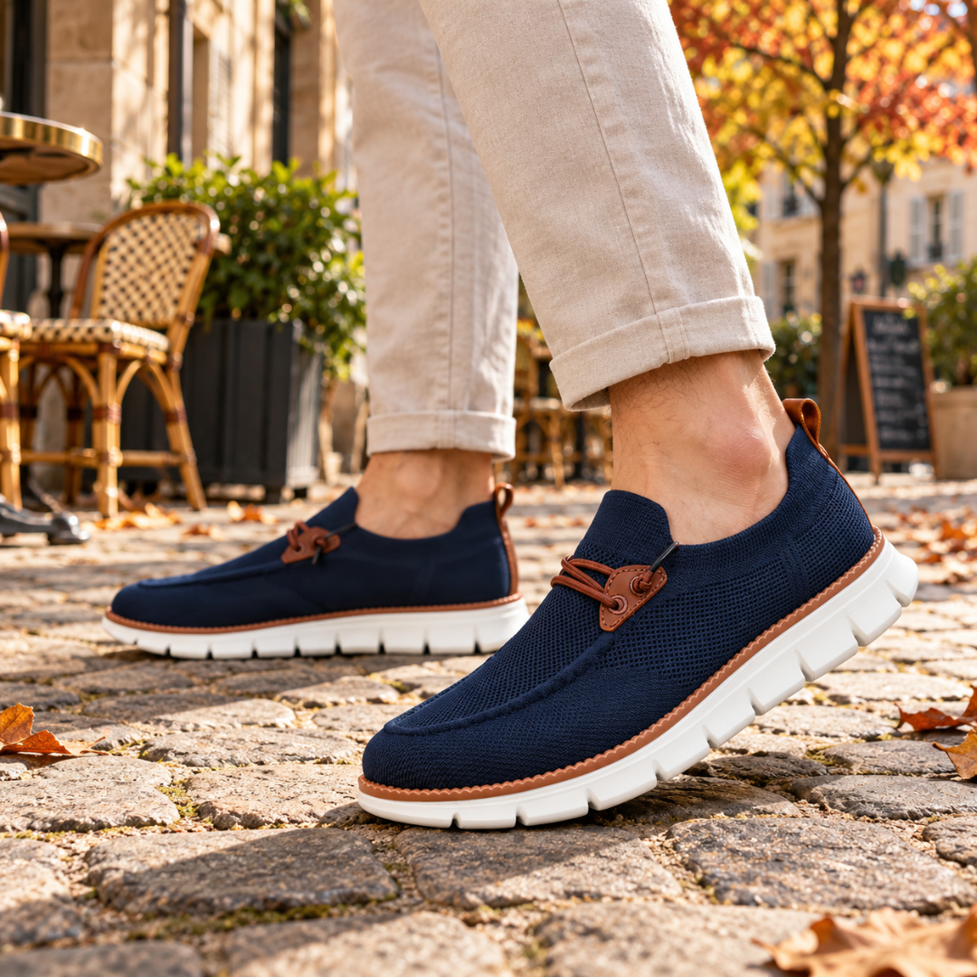 Mocassini uomo blu slip-on con bordo a contrasto e suola bianca