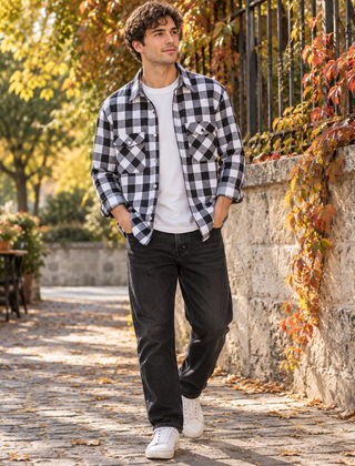 Overshirt uomo bianco a quadri con collo a camicia, indossato su T-shirt bianca