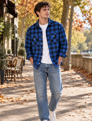 Overshirt uomo blu a quadri abbinato a pantaloni chiari e sneakers bianche