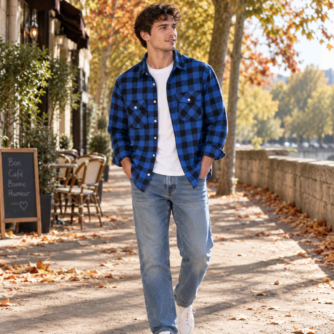 Overshirt uomo blu a quadri abbinato a pantaloni chiari e sneakers bianche