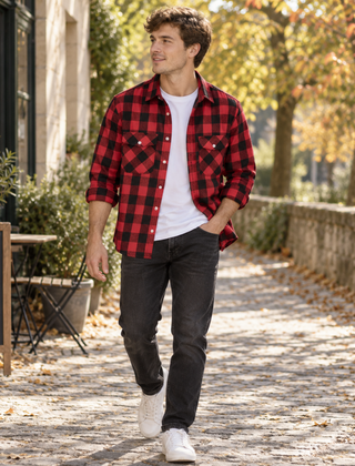 Overshirt uomo rosso a quadri con bottoni bianchi, portato aperto su pantaloni scuri