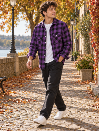 Overshirt uomo viola a quadri indossato aperto su T-shirt bianca e pantaloni neri